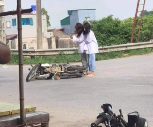 Đang chạy xe thì bị ngã, hành động tiếp theo của hai cô gái khiến ai nhìn thấy cũng phải ngỡ ngàng