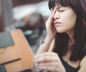 Các thói quen âm thầm hủy hoại mắt mà bạn ít để ý