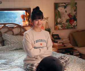 Suzy gây sốt với nhan sắc trẻ trung như học sinh trong loạt ảnh hậu trường phim mới