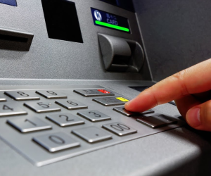 Tại sao cây ATM thường sử dụng bàn phím kim loại?