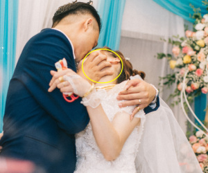 Chú rể thể hiện tình cảm quá 'cuồng nhiệt', dân mạng 'hết hồn' khi nhìn bàn tay phải