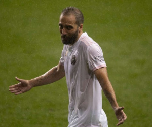Higuain sút hỏng pen trong ngày ra mắt, đội bóng của Beckham nhận thảm bại