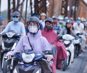 Ảnh: Người dân Hà Nội mặc áo khoác, co ro đi làm trong mưa lạnh sáng đầu tuần