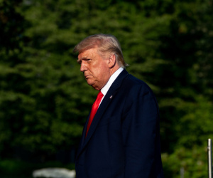 Chiến dịch tranh cử của ông Joe Biden bán nhãn dán 'Tôi nộp thuế nhiều hơn Trump'