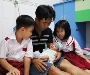 Vợ mất sau khi sinh, chồng chết lặng ôm 4 đứa con khờ dại: 'Mẹ con không về nữa đâu'
