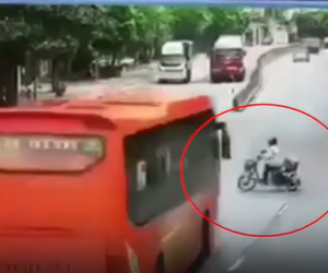 Clip: Tránh xe đạp điện sang đường, xe khách phanh 'cháy lốp' rồi lật nghiêng