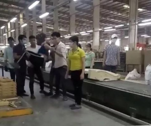 Clip: Phẫn nộ nam thanh niên đánh nữ công nhân đến ngất xỉu