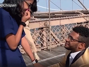 Video: Màn cầu hôn lãng mạn trên cầu treo nổi tiếng và tình huống bất ngờ