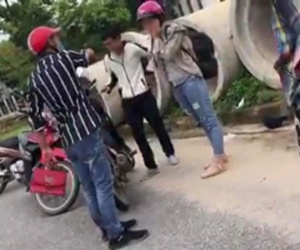 Vợ bỏ nhà theo 'anh trai kết nghĩa', chồng tìm suốt một tháng và màn 'đánh ghen giữa đường' vô cùng đặc biệt khiến ai đi qua cũng ngạc nhiên
