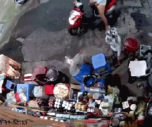 Công an vào cuộc truy bắt người phụ nữ xúi giục con nhỏ trộm túi tiền của bà cụ bán hàng ở vỉa hè