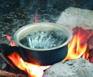 Dội nước sôi sùng sục vào háng bạn trai vì nghi ngoại tình