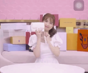 Ngọc Trinh bị soi ném đồ hiệu trên vlog 'đập hộp', netizen tranh cãi nảy lửa vì chi tiết quăng quà bạn bè nghệ sĩ tặng