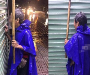 Thấy ông cụ đội mưa đội gió đi bán bút dạo, thanh niên ngỏ ý biếu tiền nhưng bất ngờ nhận về lời từ chối