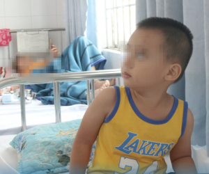 Ngủ gục trên đầu xe máy của cha lúc đi chơi, bé trai 3 tuổi ngã xuống đường vỡ lá lách