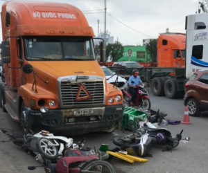 Dừng xe chờ đèn đỏ, 7 xe máy bị xe đầu kéo húc văng, nhiều người bị thương ở Hải Phòng