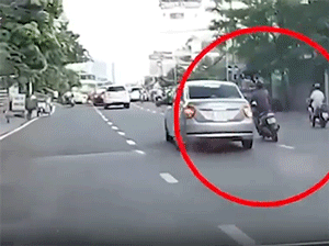 Video: Thanh niên phóng xe máy vượt ẩu, tạt đầu ô tô, va trúng thành cầu