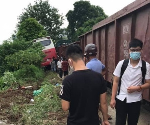 Tàu hỏa đâm ngang hông xe 45 chỗ chở học sinh, 2 em phải cấp cứu