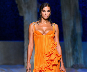 Tình cũ Ronaldo o ép vòng 1 tức mắt trong show diễn Versace Xuân/Hè 2021