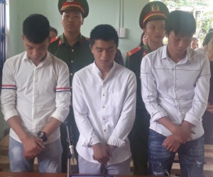 Hình phạt cho 3 thanh niên 'xúc phạm quốc kỳ'