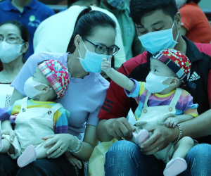 Chị em Trúc Nhi - Diệu Nhi đón Trung thu cùng các bạn trong bệnh viện, khuôn mặt rạng ngời hạnh phúc