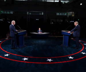 Ông Trump và Biden không bắt tay trong cuộc tranh luận đầu tiên