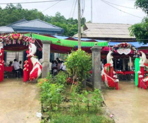 Đám cưới sát vách, cổng chào giống hệt nhau khiến dân mạng nghi ngờ photoshop