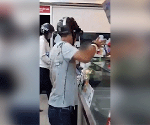 Clip: Người đàn ông hành xử như giang hồ ngay trước mặt trẻ nhỏ, vừa đập phá đồ đạc vừa đòi đốt luôn siêu thị
