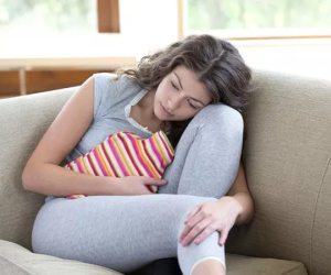Trong kỳ kinh nguyệt, chuyên gia cảnh báo có 4 loại nước không nên uống vì có thể làm tổn thương tử cung và mệt mỏi