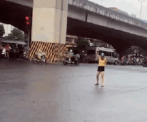 Cô gái áo vàng dừng xe, múa ‘mở đường’ giữa ngã tư