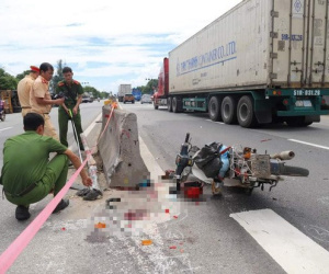 Xe máy rẽ ẩu khiến container gây tai nạn liên hoàn, 2 người thương vong