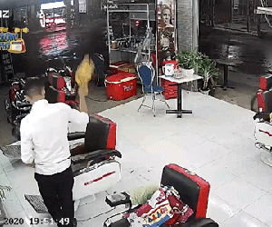 Video: Vừa ngồi lên xe máy, người phụ nữ đã húc thẳng vào tiệm tóc khiến tất cả choáng váng