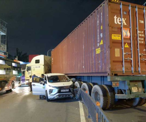 Xe container húc văng giải phân cách, tông 2 ôtô trên phố Sài Gòn