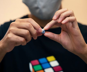 Người Nhật chế tạo khối Rubik nhỏ nhất thế giới với giá bán đắt đến bất ngờ