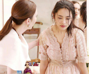 Cô bạn thân của vợ mới sinh con, chồng đến chơi tận tình ghé miệng giúp thông tắc sữa