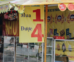 Bánh Trung thu lề đường ở Sài Gòn: Mua 1 tặng 3 nhưng giá bằng 4 cái