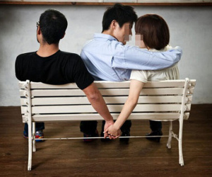 Nhớ người yêu nên xin nghỉ công tác sớm, nam thanh niên chết sững khi phát hiện bạn gái đã cắm cho mình 'chiếc sừng' dài cả mét