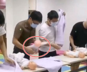 Cùng vợ đi học cách tắm con, anh chồng khiến những ai có mặt đều hốt hoảng với vị trí đặt "em bé" lúc thực hiện thử thách