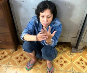 Bắt người mẹ 'xui' con ăn trộm tiền của bà cụ bán bán tạp hóa vỉa hè