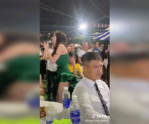Công Vinh cuối cùng cũng chịu lên tiếng về biểu cảm thờ ơ gây bão MXH trong lúc vợ đang trình diễn