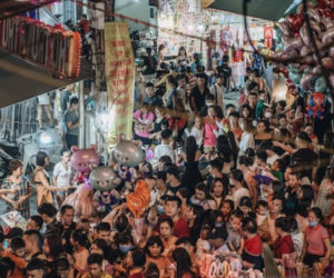 Một ngày trước Trung thu, dân tình Hà Nội đổ ra đường đông nghịt: chen chân về nhà đã khó, muốn vui vẻ dạo bước càng bất khả thi