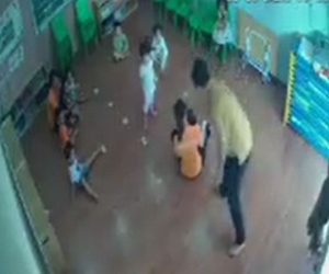 Phẫn nộ clip người đàn ông túm tóc đe dọa, thẳng tay tát vào mặt bé gái ngay trong lớp mầm non vì tranh giành đồ chơi với con mình