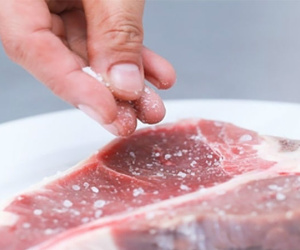 Người Việt ăn muối nhiều gấp đôi khuyến cáo
