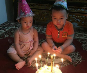 Sinh nhật được mẹ tự tay làm bánh tặng nhưng biểu cảm của cậu con trai khiến dân tình cười ra nước mắt