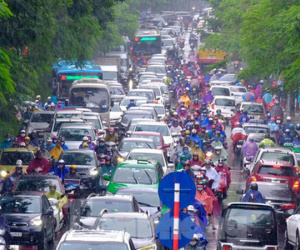 Vật vã vượt 'biển người' tới công sở dưới cơn mưa Hà thành