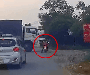 CLIP: Cố vượt xe tải đang quay đầu, người phụ nữ gặp biến sợ 'toát mồ hôi hột'