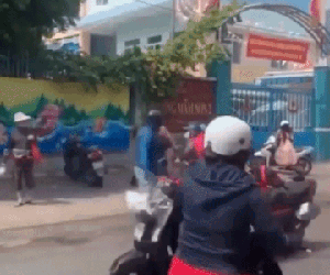 Chồng 'nhà người ta': Thấy bà xã bị bắt nạt, dù nhỏ con hơn vẫn lao vào 'động vào vợ tôi thì không xong với tôi rồi'