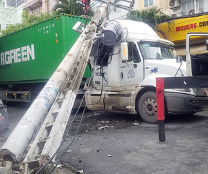 Xe container 'đại náo' đường phố, kéo ngã 2 cột điện, tài xế hoảng hồn tung cửa thoát thân
