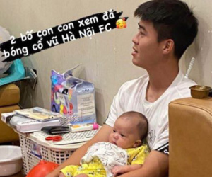 Duy Mạnh vừa bế con vừa cổ vũ Hà Nội FC, bé Ú nhoẻn miệng cười đốn tim dân mạng