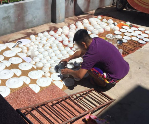 Rửa bát xong lại trải chiếu xếp hết ra sân, ai cũng nghĩ anh chồng 'khùng' nhưng sự thật khiến chị em đều ao ước lấy được người giống vậy
