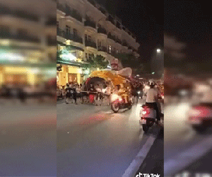Clip: Đoàn rước đèn trung thu náo loạn cả khu phố và màn 'úp đèn' CSGT gây xôn xao MXH